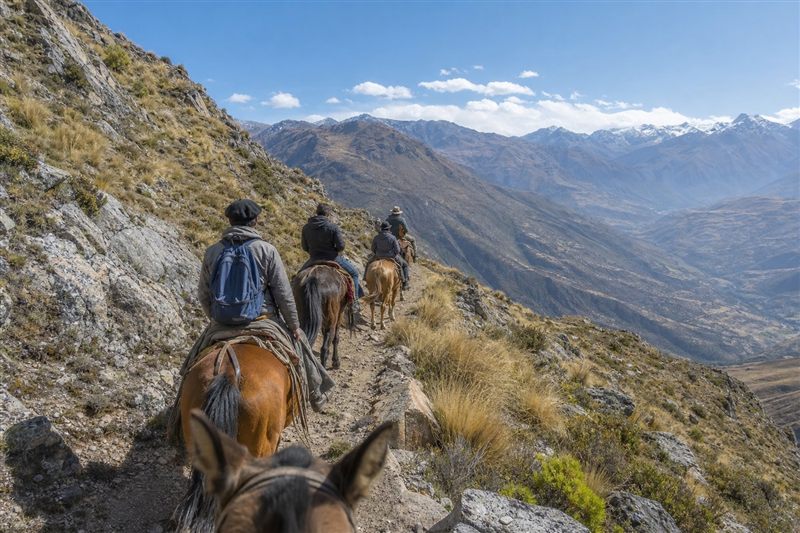 Cabalgata en paisaje de montaña